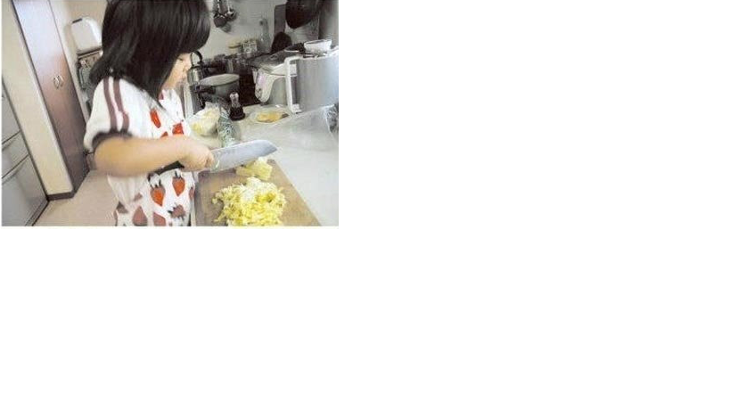 Hình ảnh cô bé mới 5 tuổi thoăn thoắt nấu cơm rửa bát khiến cộng đồng mạng nghẹn lòng.